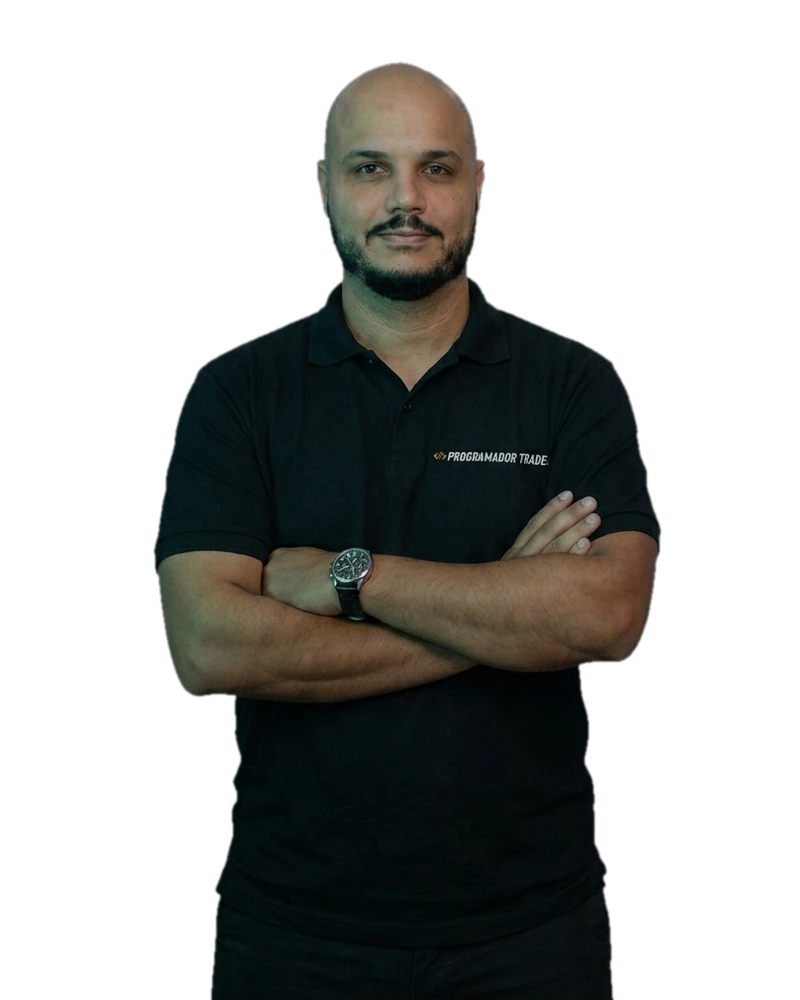 Leonardo Barbosa, o Programador Trader, de braços cruzados com camisa polo preta da marca